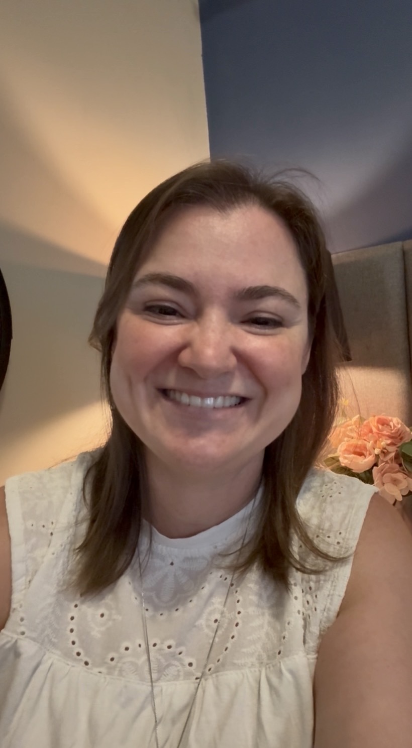 Foto de Claudia, autora do e-book Férias sem Caos